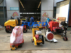 七月，福瑞得灌縫機(jī)、灌縫膠等路面養(yǎng)護(hù)設(shè)備發(fā)貨忙