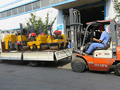 福瑞得機(jī)械4臺(tái)小型壓路機(jī)裝車發(fā)往河南。